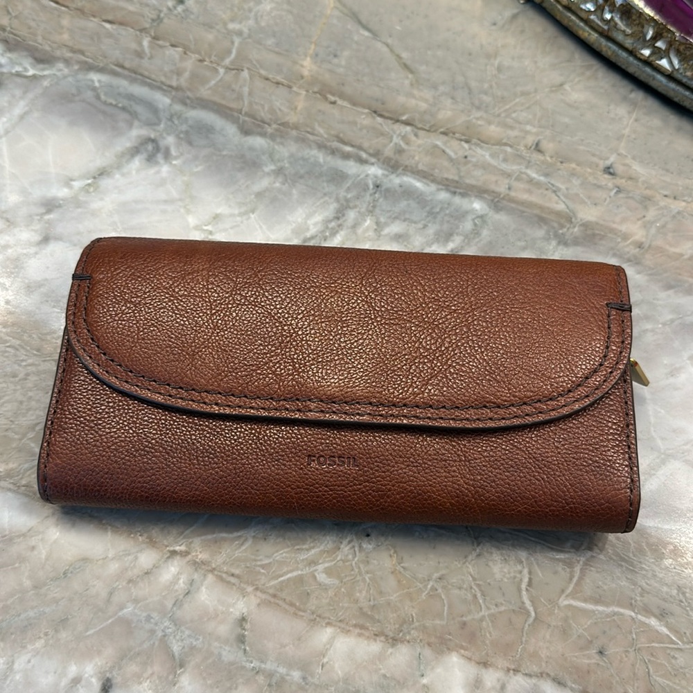 Very gently used leather Fossil wallet/clutch